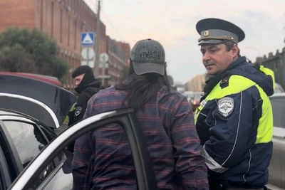 Полиция с ФСО проверила транспорт в Петербурге