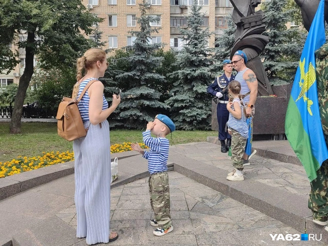 Традиции ВДВ передают из поколения в поколение | Источник: Кристина Мельникова / YA62.RU