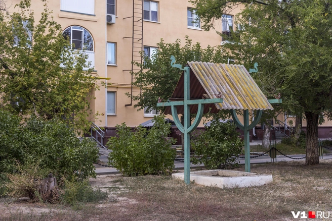 Каждый элемент во дворе&nbsp;— уникален, но выполнен в единой стилистике | Источник: Константин Завриков / V1.RU