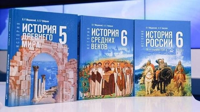Так выглядят новые учебники | Источник: Мэр Омска Сергей Шелест / shelest_sn / t.me