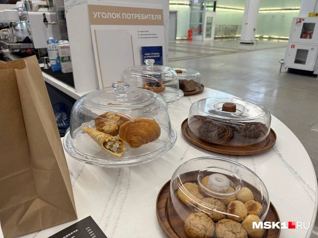 В московском метро открылось небольшое кафе — здесь можно взять напиток и перекусить | Источник: Анастасия Харитонова / MSK1.RU