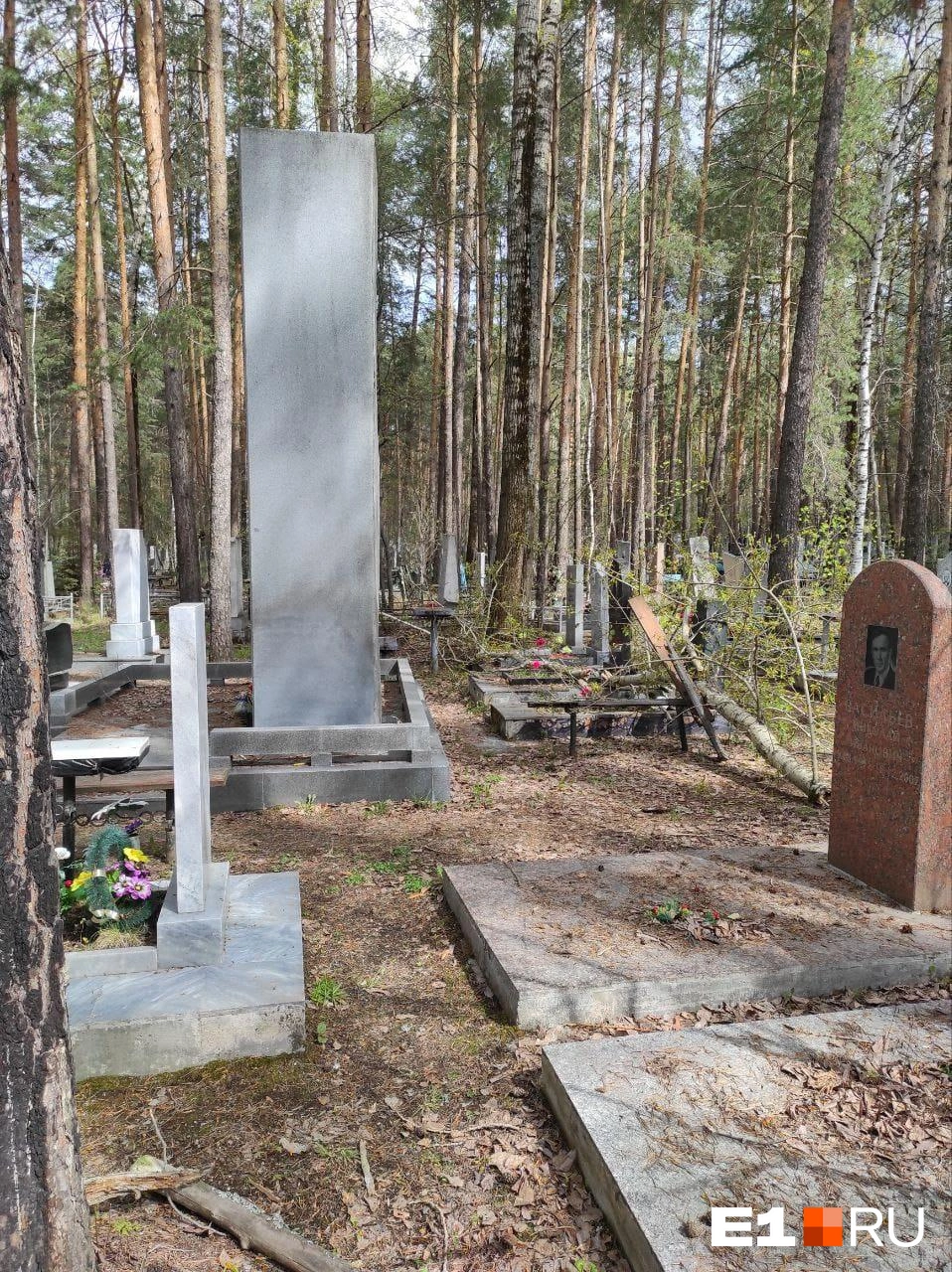 В Екатеринбурге от сильного ветра пострадали кладбище и стройка - 11 мая  2024 - Е1.ру