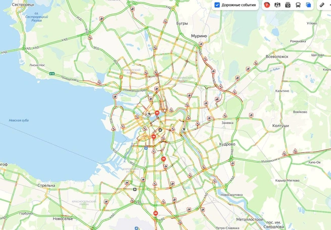 Тяжело. Петербург ползет быстрее, но дороги все еще «красные» | www.fontanka.ru