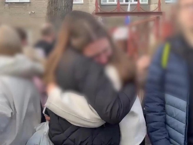 Покидая здание, школьники не скрывали эмоций после пережитого. | Источник: Дарья Дубровских