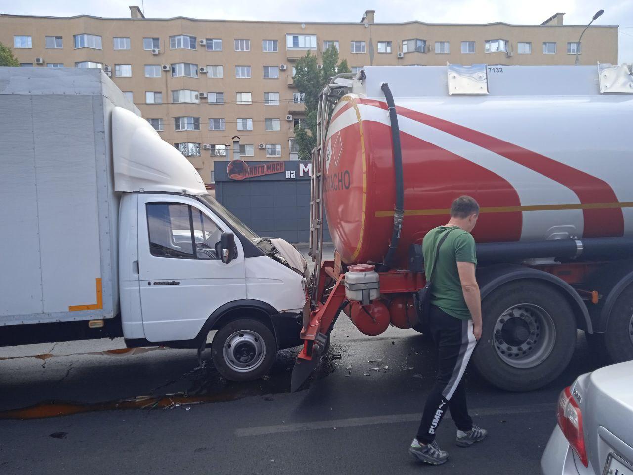 «Полилась желтая жидкость»: в Волгограде «Газель» протаранила бензовоз. Пробка — два километра