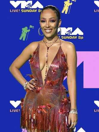 MTV Video Music Awards 2020: лучшие и худшие наряды звезд на красной дорожке