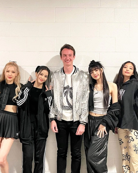 BLACKPINK и Фредерик Арно | Источник: @blackpinkofficial