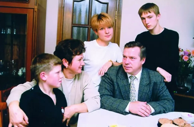 Слева направо: племянник Максим, супруга Ольга Ивановна, дочь Светлана, Василий Юрьевич, сын Алексей, 1990-е годы | Источник: «Нация» / nationmagazine.ru