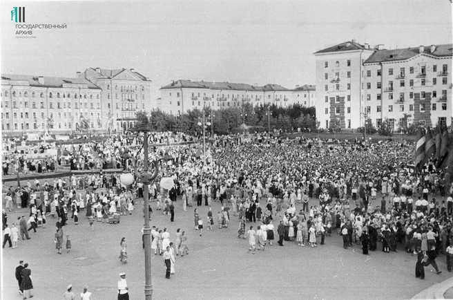 Перед Дворцом культуры Сталина | Источник: Государственный архив Пермского края