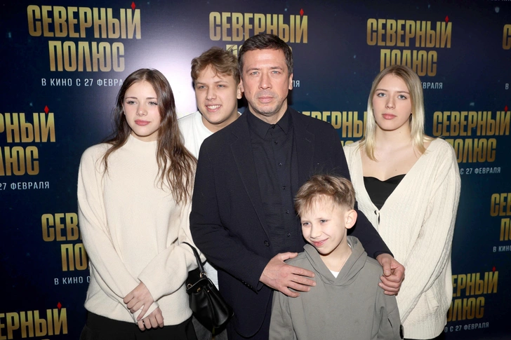 Слева направо: Серафима, Федор, Андрей Мерзликин, Макар и Евдокия | Источник: Persona Stars