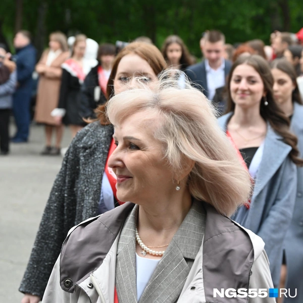 Во взрослую жизнь своих учеников отправляли классные руководители — они возглавляли колонну | Источник: Артемий Скиба / NGS55.RU