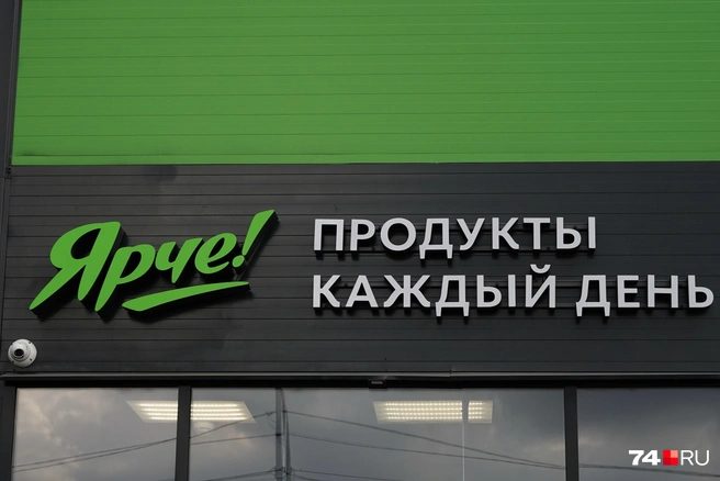 Обычно покупатели сами кладут выпечку в пакеты с помощью специальных щипцов  | Источник: Наталья Лапцевич / 74.RU