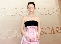 Майки Мэдисон выбрала для «Оскара-2025» розовый атласный Dior «на удачу»