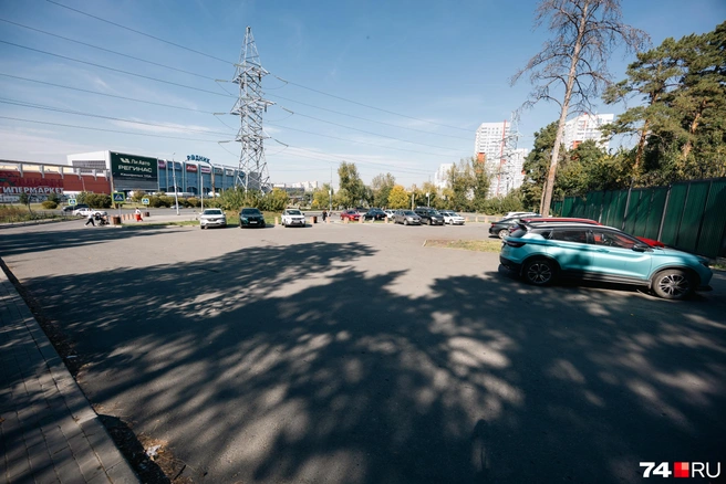 Вся эта площадь рассчитана на посетителей парка и зоопарка&nbsp;— в будний день тут почти никого | Источник: Наталья Лапцевич