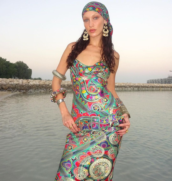 Кудрявая прическа с платком — яркий образ для самых смелых от Беллы Хадид