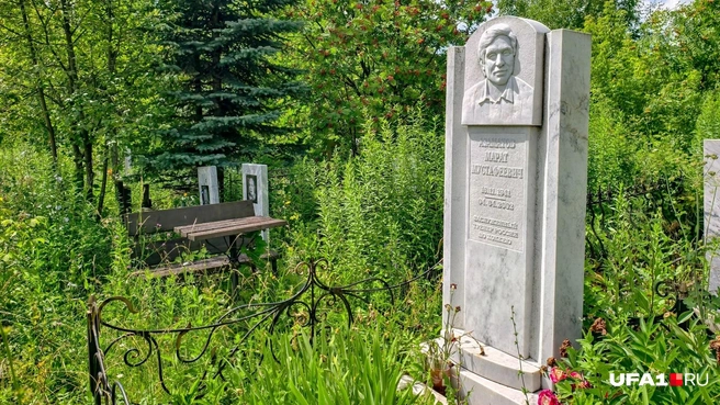 Посетили могилу легенды уфимского хоккея | Источник: Булат Салихов / UFA1.RU