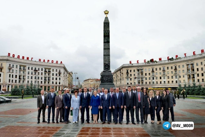 После переговоров делегация отправилась к минскому монументу Победы | Источник: пресс-служба правительства Тюменской области 