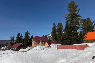 Суд обязал экс-главу полиции Таштагола снести самовольные постройки