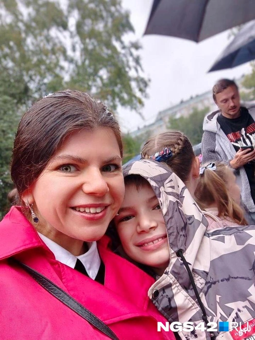 Дети замерзли, но это не уменьшило радости от встречи с одноклассниками | Источник: Елена Гуськова / NGS42.RU