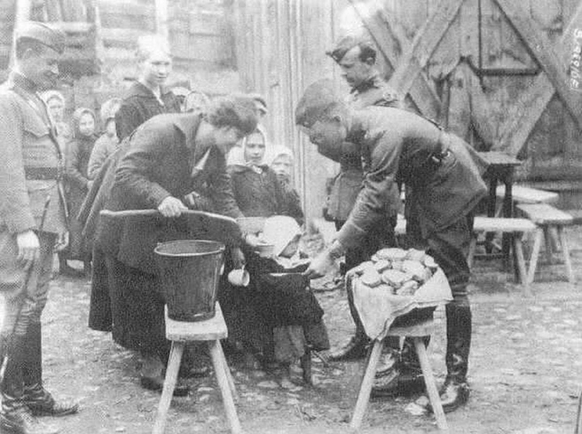 Сотрудники Американской помощи кормят детей во время голода 1921–1922 годов | Источник: wikipedia / kfinkelshteyn.narod.ru
