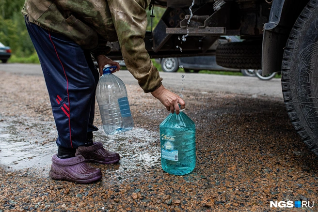 Жителям приходится покупать воду в магазине | Источник: Александр Ощепков / NGS.RU
