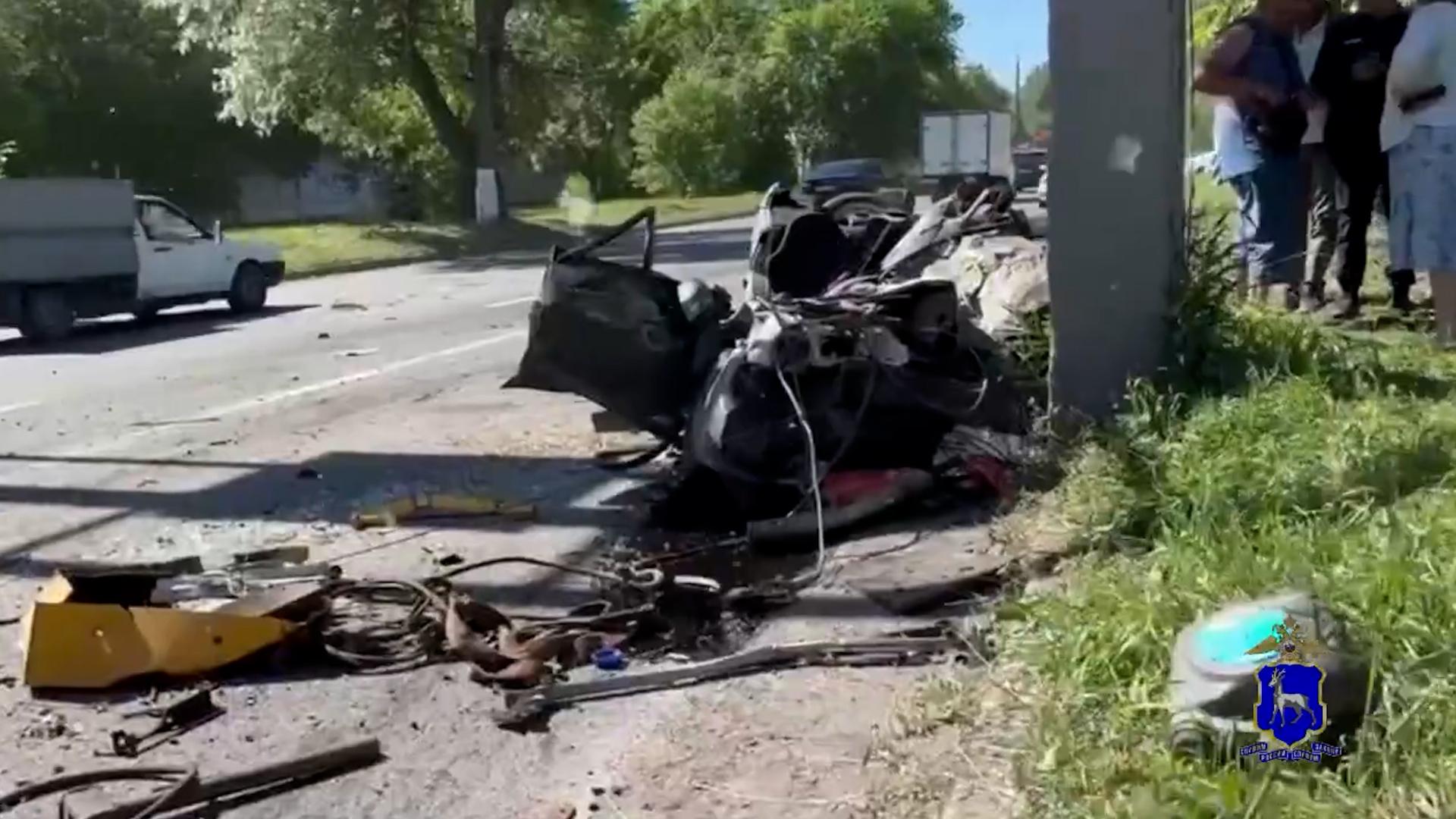 «Машина всмятку, кран на боку»: на Новозаводской в Тольятти случилось ДТП со смертельным исходом — фото и видео 