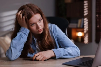 «Сначала родители занимались сексом рядом со мной, затем я нашла у них секс-игрушки — все это вводит меня в панику»