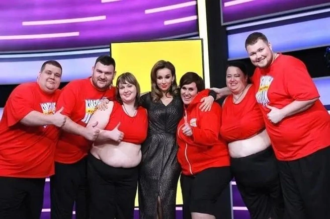 Елену на фото найти не сложно, она единственная из участников не показывает палец вверх | Источник: Елена Садикова / Vk.com