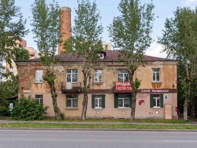 Снаружи здание не очень примечательное | Источник: auction-house.ru