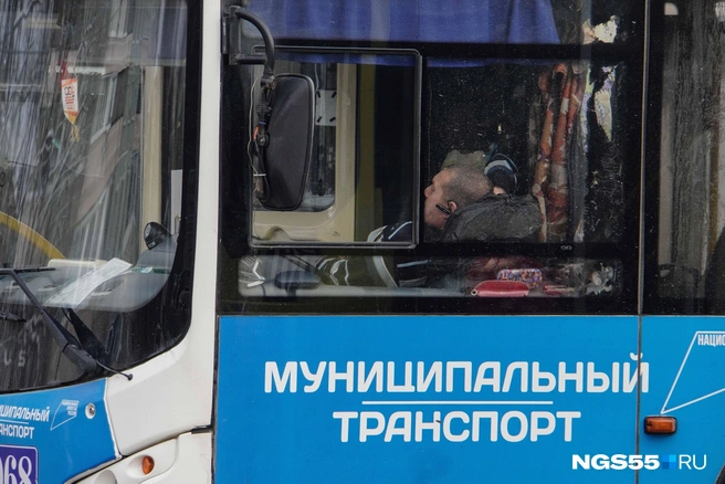 В 2024 году водители получали по 121 тысячи в месяц, теперь зарабатывают всего 110 тысяч | Источник: Евгений Софийчук / NGS55.RU