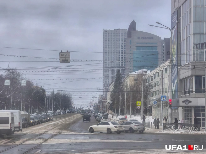 Одно из культовых зданий из окон автобуса | Источник: Булат Салихов / UFA1.RU