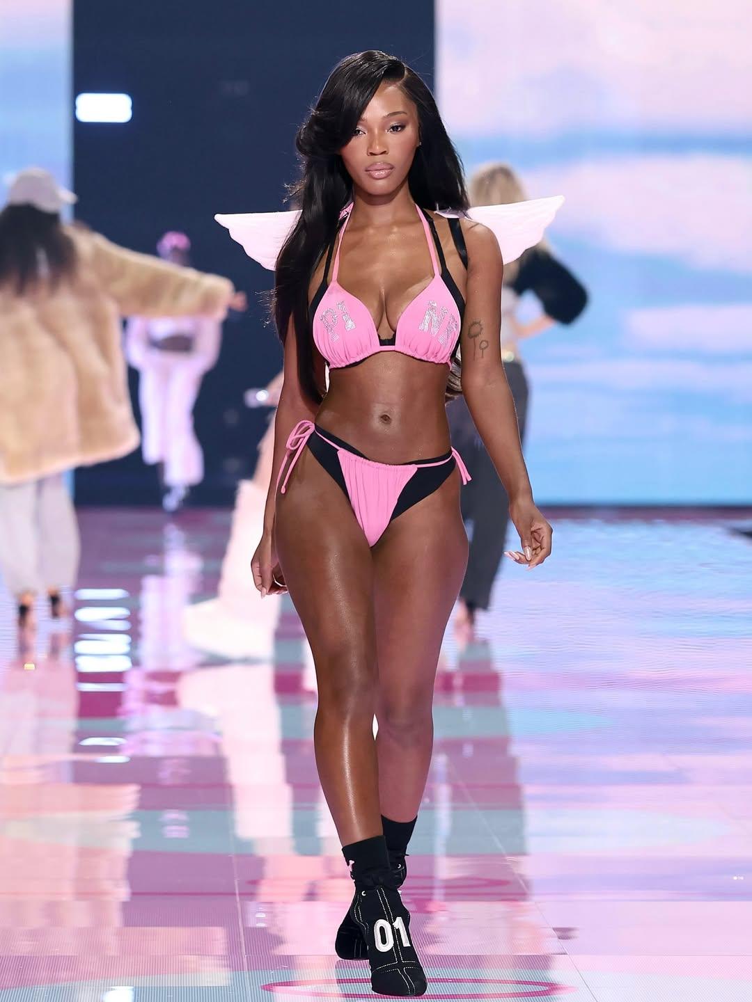 Онлайн порно видеолар: Әкесі қызын жылағанша жазалайды