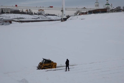 Tractor falls through ice in Tyumen's Tura River
