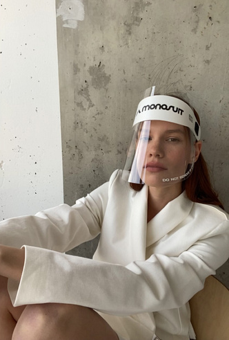 Под защитой: бренд Monosuit создал комбинезон со встроенными перчатками и маской