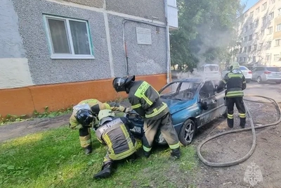 За сутки в Орле сгорели два автомобиля и чердак дома