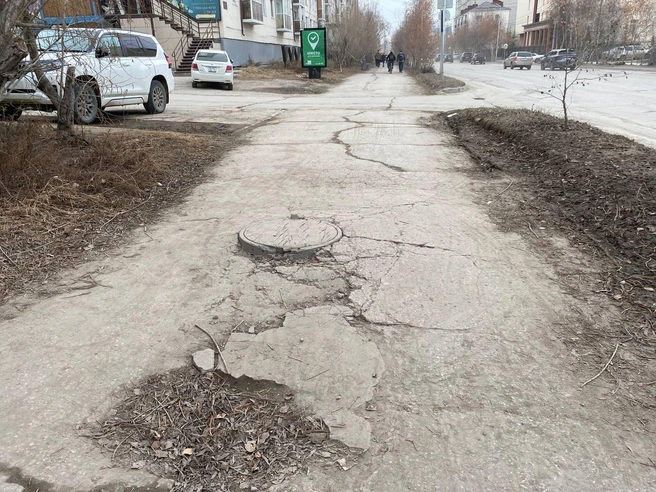 Тротуары здесь ну очень «красивые» | Источник: Надежда Ефимова / 14.RU