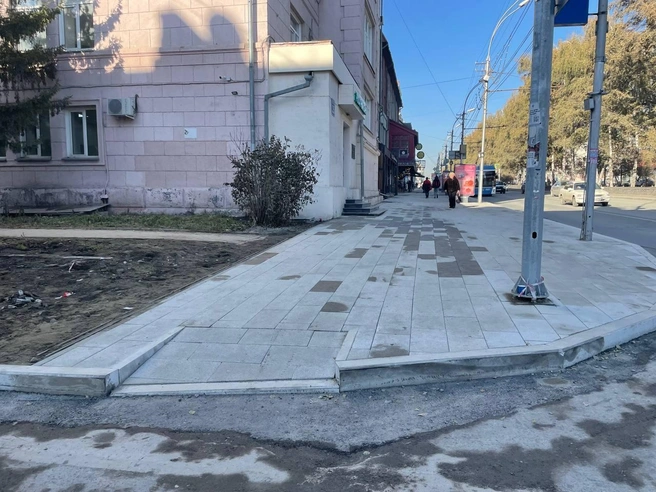 Стык между тротуаром и дорогой выполнен грубо, с использованием асфальта. | Источник: Александр Ощепков