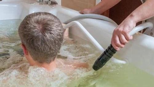 Одна из лечебных процедур в санатории&nbsp;— подводный душ-массаж | Источник: официальный сайт санатория «Сосновая роща»