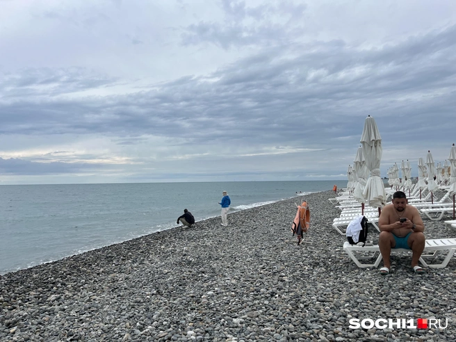 Одинокие туристы бродят по пляжу в Имеретинке | Источник: Анна Грицевич / SOCHI1.RU