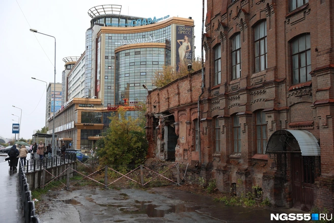 Со стороны улицы Фрунзе завод огорожен невысоким забором | Источник: Евгений Софийчук / NGS55.RU