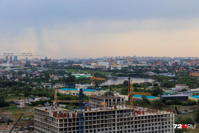 На фото в левом углу виднеется мост Влюбленных. А чуть правее&nbsp;— большая вода. Добавим, что в центре последние дни наблюдается затопление городской набережной | Источник: Ирина Шарова / 72.RU 