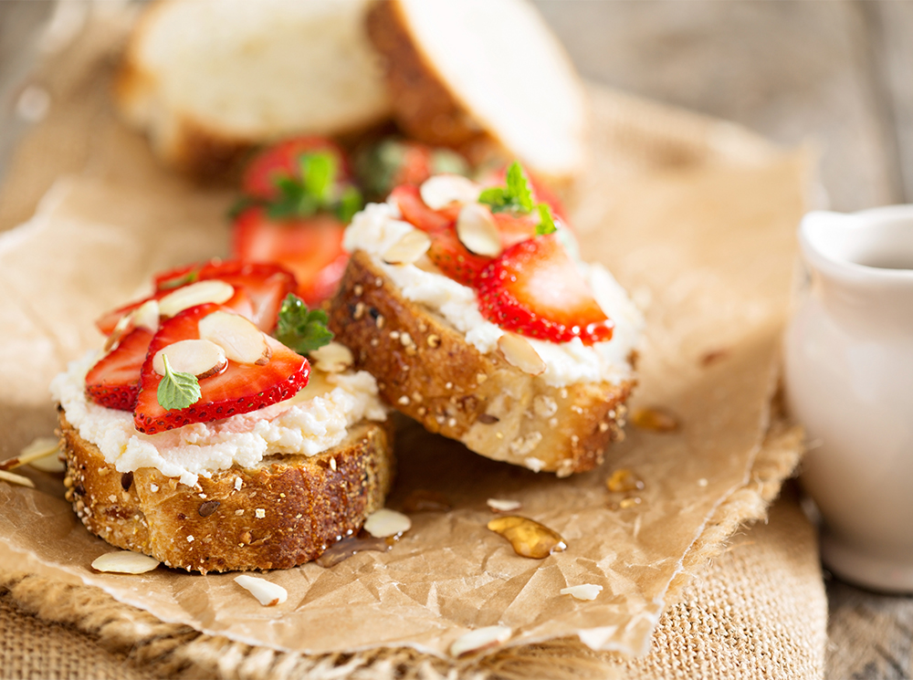 7 неожиданных рецептов с клубникой | marieclaire.ru