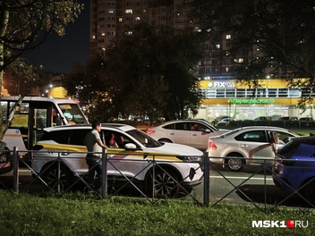 Короткий диалог между стоящими в пробке и тем, у кого еще бензин не закончился | Источник: Михаил Мечев / MSK1.RU