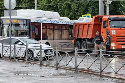 Столкновение автобуса и КАМАЗа заблокировало Московскую улицу