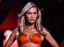 Белла Хадид вернулась на подиум Victoria’s Secret в страстном белье — на фоне новых заявлений о критическом состоянии ее здоровья и психики