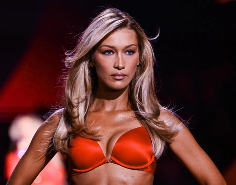 Белла Хадид вернулась на подиум Victoria’s Secret в страстном белье — на фоне новых заявлений о критическом состоянии ее здоровья и психики