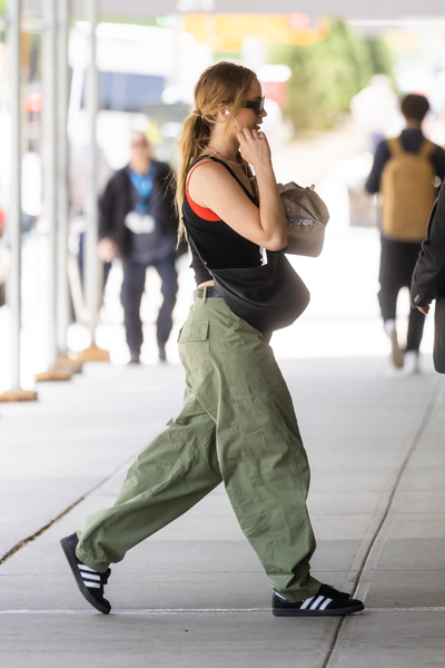 Смотри и учись: Дженнифер Лоуренс показала, как носить самые стильные брюки лета 2023