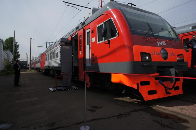 Зацепера сбросило с крыши электрички в придорожную канаву в Гатчине. За его жизнь борются врачи | Источник: Михаил Огнев / FONTANKA.RU