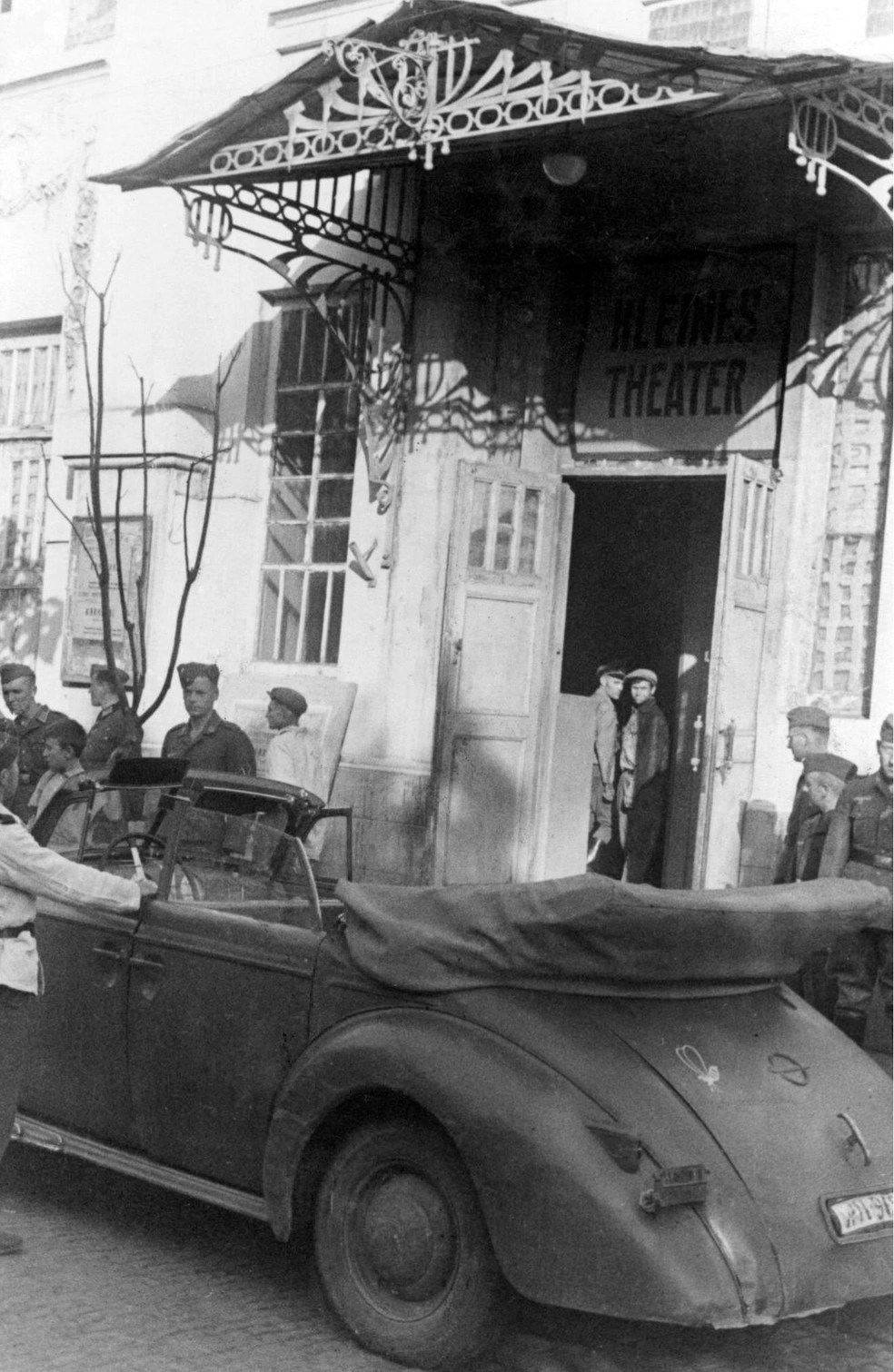 1942 год. На фото видно вывеску Kleines Theater | Источник: Pastvu.com