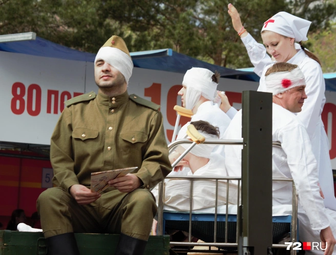 Эта инсталляция показывала, как раненые слушали концерт от девушек  | Источник: Павел Красоткин / 72.RU 